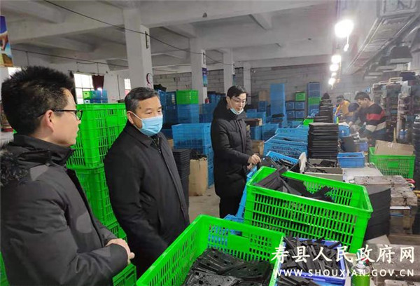 淮南壽縣副縣長(zhǎng)閆明圣調(diào)研就業(yè)扶貧車(chē)間工作