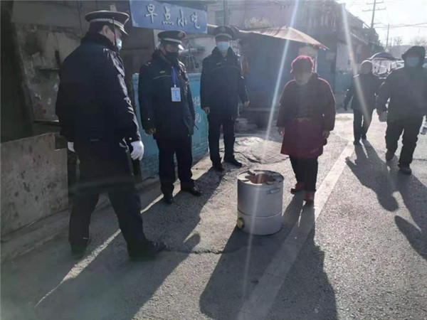 淮南市謝家集區城管局重拳出擊整治經營性小煤爐